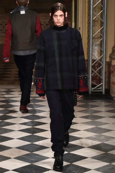 Look 16